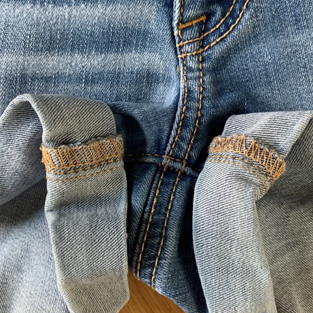 American Eagle AEO High Rise Shorties Size 4 Super Stretch Distressed Shorts EUC